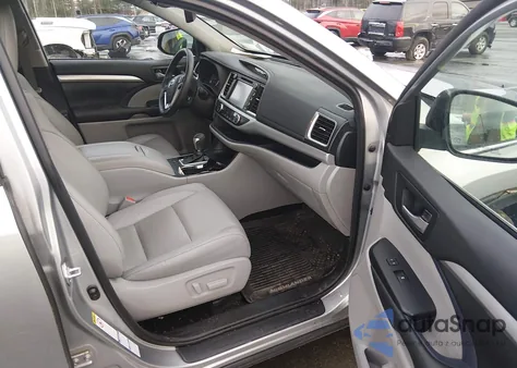 2018 Toyota Highlander Xle z USA, uszkodzony, nr VIN 5TDJZRFH9JS523771